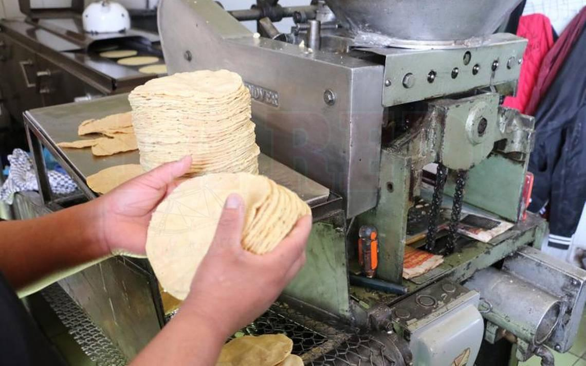 Máquina tortilladora produciendo tortillas