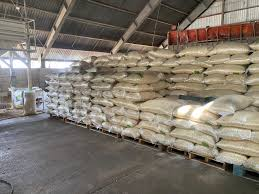 Bodega con costales de maíz apilados